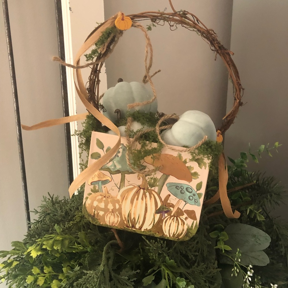 Pumpkin decor/grapevine hndle